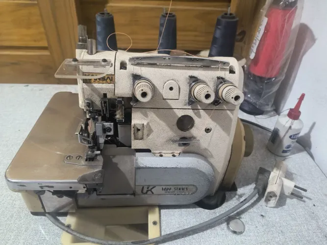 Máquina Overloque Industrial Kansai Special UK 1000 Series