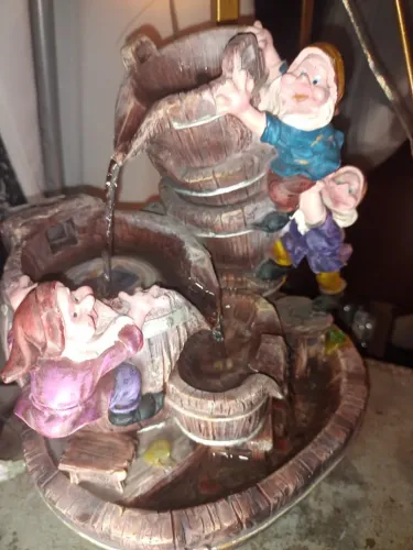 Fonte de água estilo vintage com trio de gnomos de jardim motivo de barril