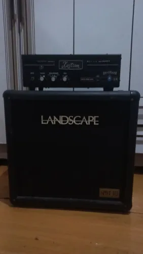Caixa de guitarra da landscape e amplificador kustom. 