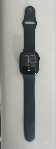 Apple Watch Series 9 (GPS). Possui uma caixa de 45 mm feita de alumínio