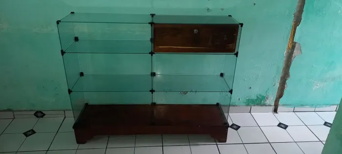 Balcão Expositor de Vidro com um Gaveteiro Perfeito para Loja