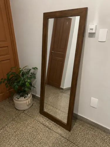 Espelho de Corpo Inteiro com Moldura de Madeira