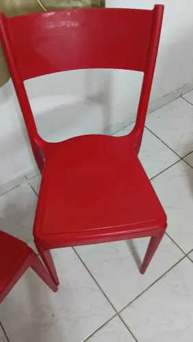 Lindas cadeiras de plastico  vermelhas super elegantes