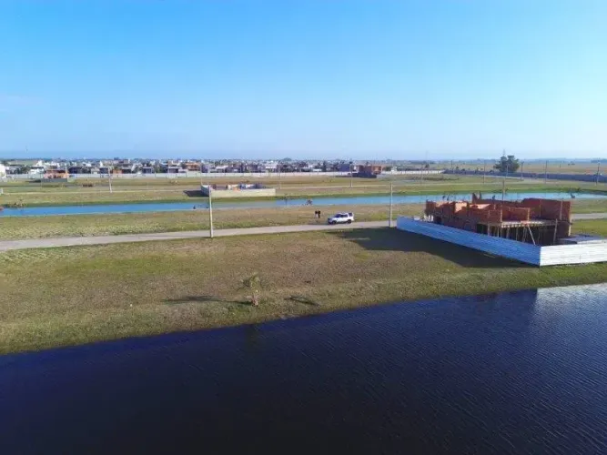 ÓTIMO LOTE BEIRA LAGO NO CONDOMÍNIO  JOY 1 EM RAINHA DO MAR