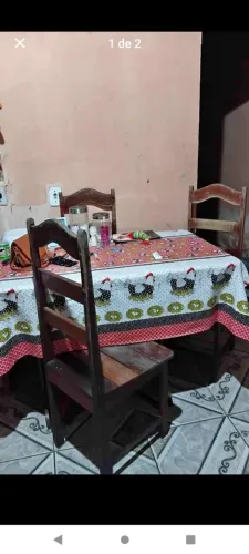 Vendo essa mesa quatro cadeiras faltando só uma pintura 400 reais