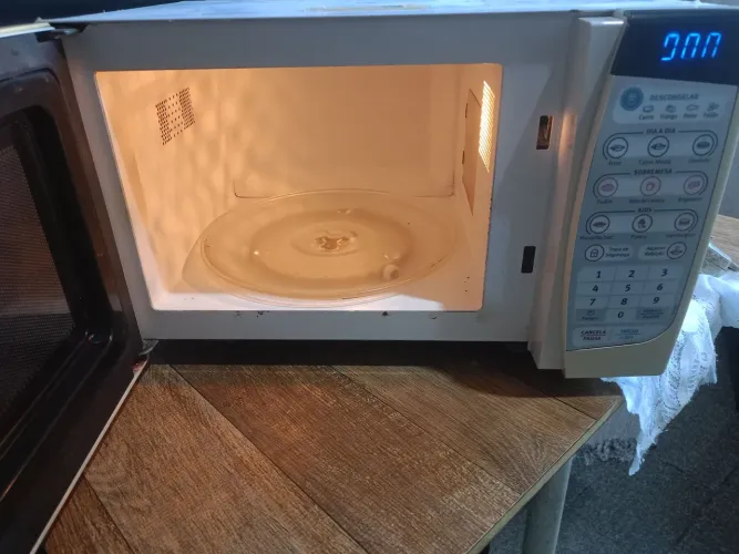 Microondas 20 litros funcionando perfeitamente 130 reais 
