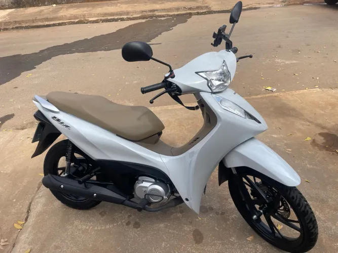 Honda Biz ex 2026 com 2 capacete