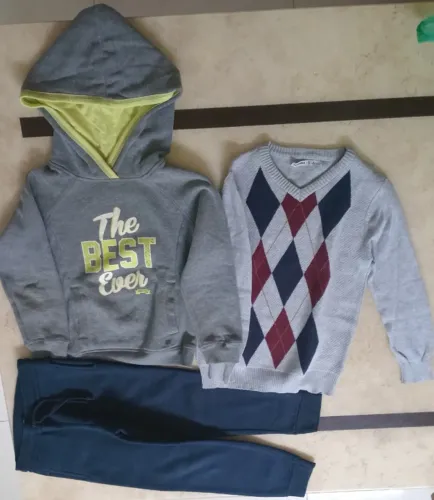 Desapego 3 peças Usadas tamanho 5 / 6 anos Blusa lãzinha + Calça Moleton + Blusa Moletom 