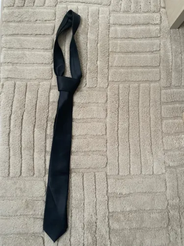 Gravata preta com prendedor por R$ 35