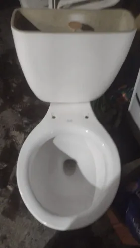 Vendo um vaso com descarga acoplada sem  a tampa em excelente estado.