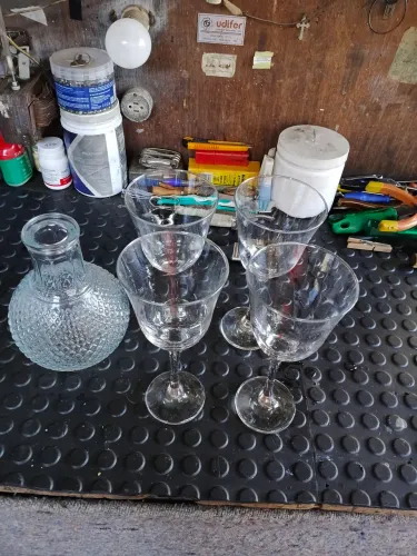 4 taças antigas e 1 liquoreira 