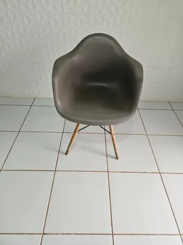 1 Cadeira Fixa Charles Eames Cor Cinza com Braço