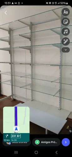 Gôndola de metal com prateleiras de vidro