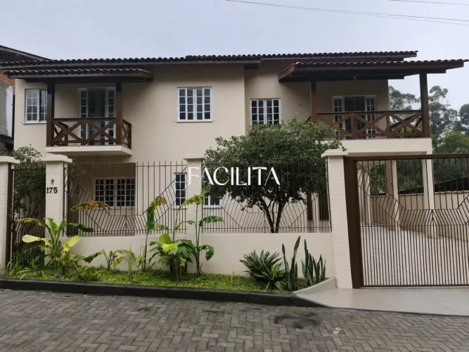 Casa com 4 quartos no bairro de Cacupé, Florianópolis.