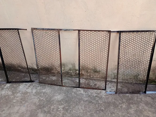 Vendo 4 grelhas em tala moeda...150 rais6