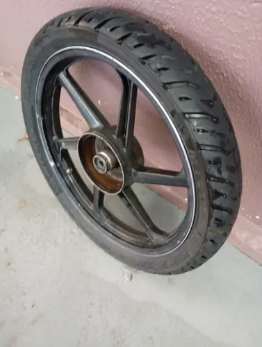 Aro com pneu traseiro em bom estado