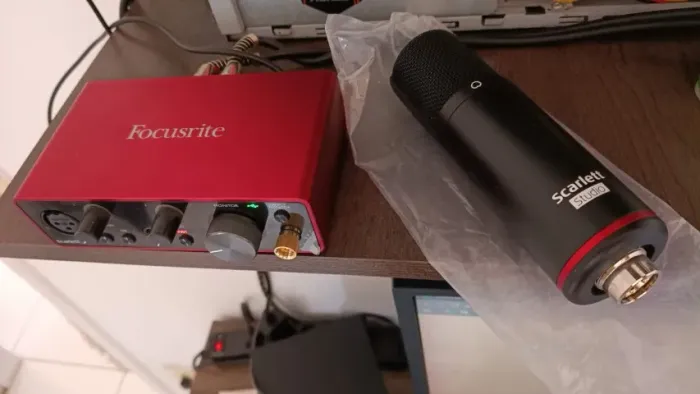 (Oportunidade) Kit Interface Focusrite Scarlet solo + Microfone (Novíssimos) apenas 1350,0