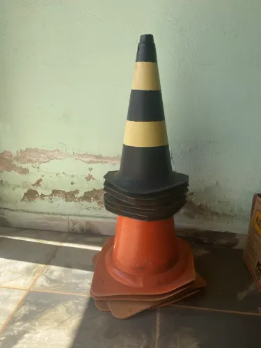 Cones de segurança usados..