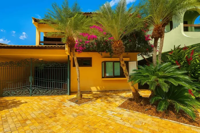 Casa à venda, Praia do Pernambuco no Guarujá | QVista Inteligência Imobiliária Guarujá