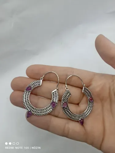 Argola em prata 925 com gemas de ametista.