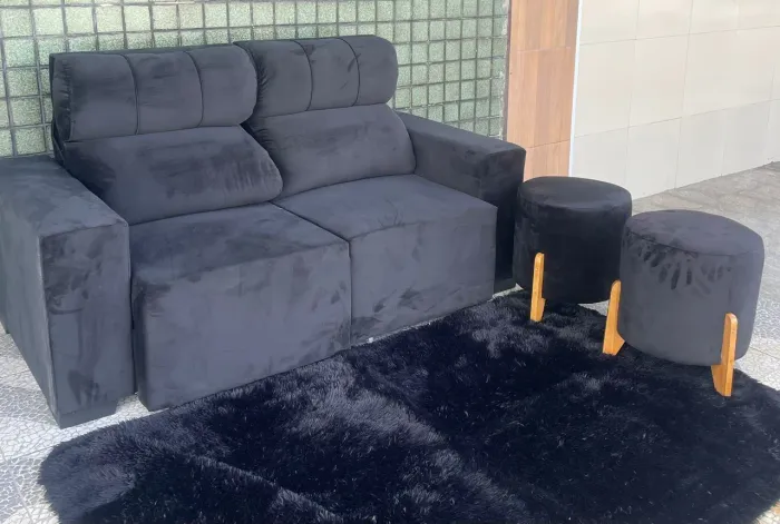 Sofá retrátil reclinável 1.80 metros com 2 lindos pufes!