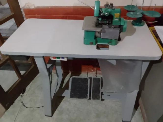 Vendo máquina overloque domestica.
