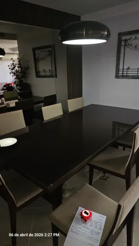Mesa de jantar grande 1,10m x 2,20m,  muito reforçada e com acabamento em vidro no tampo!