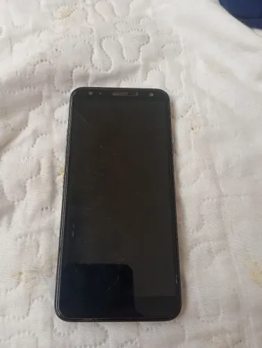 Celular LG com entrada de energia quebrada, e tela trincada 