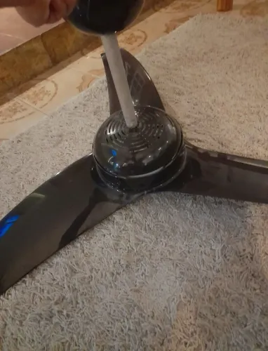 Ventilador de teto semi novo com controle remoto 220v com duas lâmpadas, marca latina.
