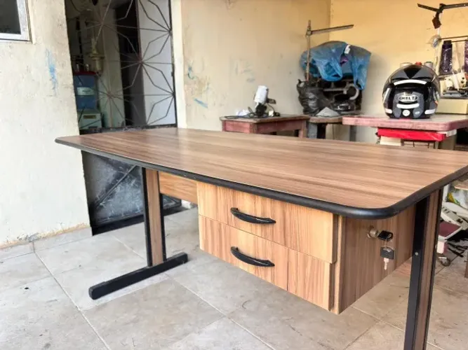 Mesa de Escritório em Madeira com Estrutura de Ferro e Gavetas