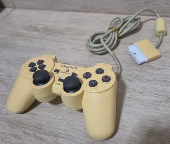 Controle playstation 2 branco original. Controle aparelhado com defeito no botão R1 e R2