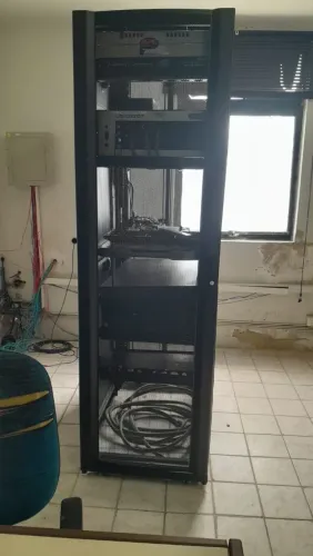 Rack Servidor APC AR 3100