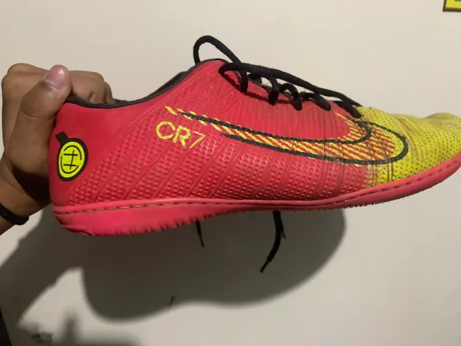 Chuteira Nike rosa com amarelo do cr7