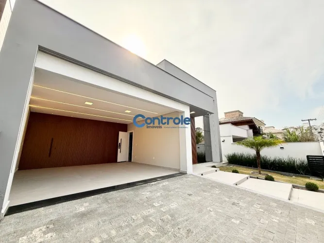 Casa de alto padrão com piscina na Pedra Branca, em Palhoça!