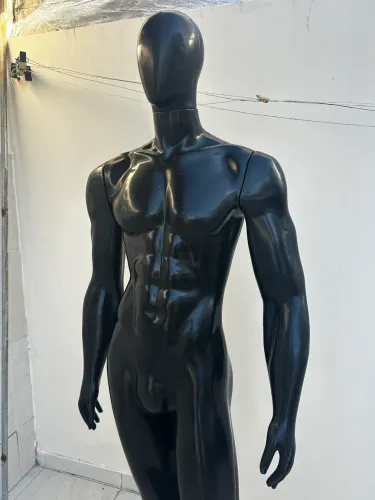 Manequim Masculino Preto Musculoso - 1,90m com Base de Metal