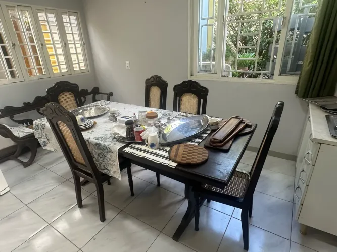 Mesa antiga de madeira maciça, com 6 cadeiras.