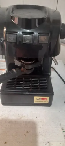Cafeteira para café expresso e capuccino. 110 volts