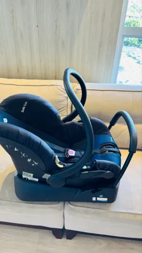 Bebê conforto com base para carro