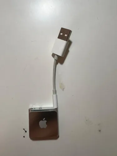 iPod Shuffle cinza com carregador