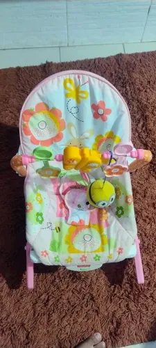 Cadeirinha de bebê canta música