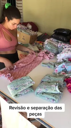 Revisão e embalagens de roupas