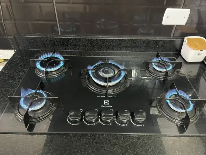 Cooktop 5 boca a gás GLP Eletrolux mesa de vidro preto acendimento automático