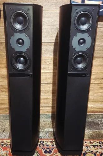 Par de caixas acústicas Jamo modelo 7.6