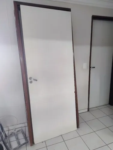 030Portas de madeira com fechadura e portal