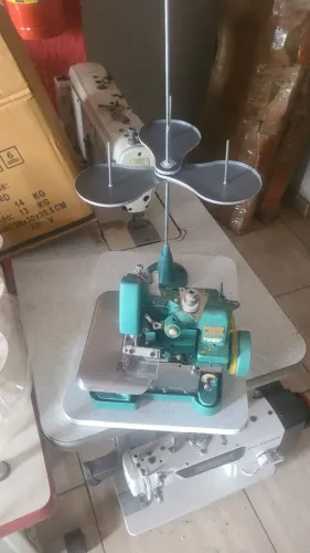 Máquina de costura overclock 