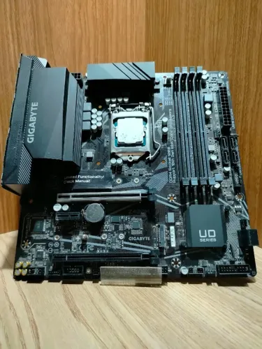Kit i5-10400f + Placa Z490M Gigabyte LGA 1200