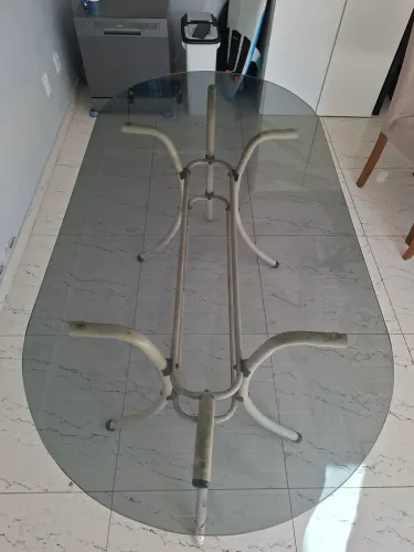 Mesa de vidro com base de ferro galvanizado 