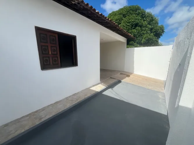 Casa reformada com quintal grande em ótima localização