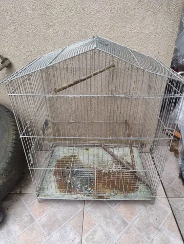 Gaiola grande para aves.