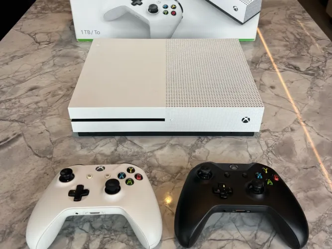XBOX ONE S 1TB + 2 CONTROLES ORIGINAIS + CAIXA + 7 JOGOS